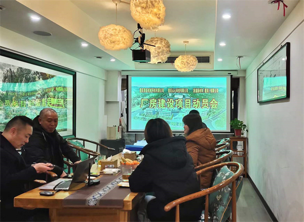 重庆从心科技有限公司《年产50万吨碳酸钙项目》厂房建设动员会今日胜利召开。公司总经理谭孝发主持，相关建设单位及负责人员参加。