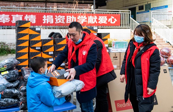 我公司总经理代表温州市万州商会参加万州盐井小学助学活动