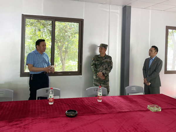 总经理谭孝发接待区政府领导来项目视察项目进展情况