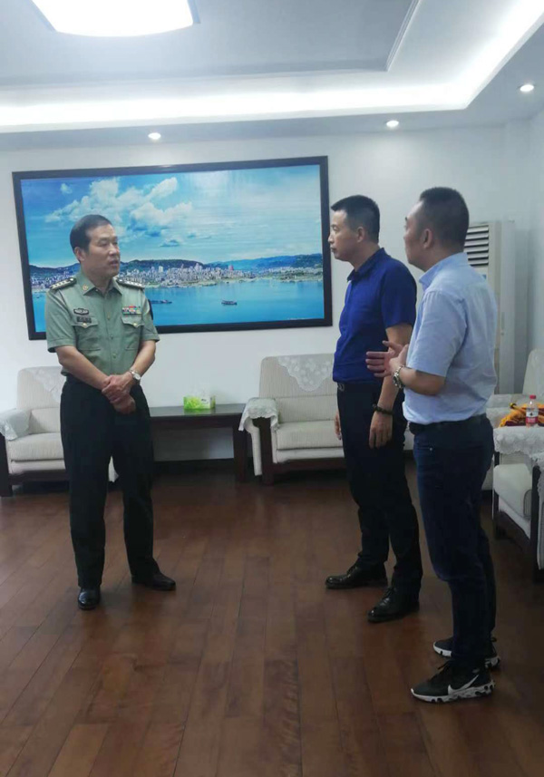 总经理谭孝发参加拥军活动，为本年新征入伍的士兵送去慰问。受到万州军分区领导亲切接见。