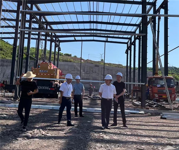 盛夏7月，万州区高燕副区长冒着酷暑来我司项目指导工作，我司谭孝发总经理接待并汇报工作。领导关心与厚爱，也是对我们的鼓励与鞭策！撸起袖子加油干，争取早日建成投产。