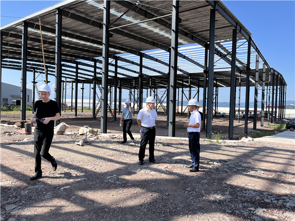 盛夏7月，万州区高燕副区长冒着酷暑来我司项目指导工作，我司谭孝发总经理接待并汇报工作。领导关心与厚爱，也是对我们的鼓励与鞭策！撸起袖子加油干，争取早日建成投产。