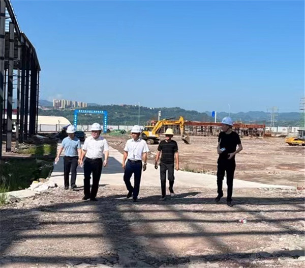 盛夏7月，万州区高燕副区长冒着酷暑来我司项目指导工作，我司谭孝发总经理接待并汇报工作。领导关心与厚爱，也是对我们的鼓励与鞭策！撸起袖子加油干，争取早日建成投产。