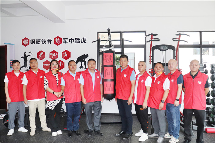 浓浓拥军情 军民一家亲 --温州市万州商会堲从心科技有限公司开展“八•一”拥军慰问活动